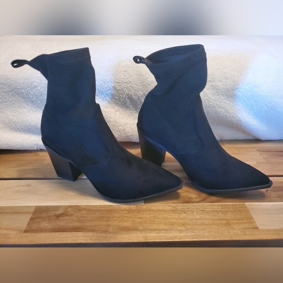 Nasty Gal Suede Pointy Black Boots - Picture 6 of 7